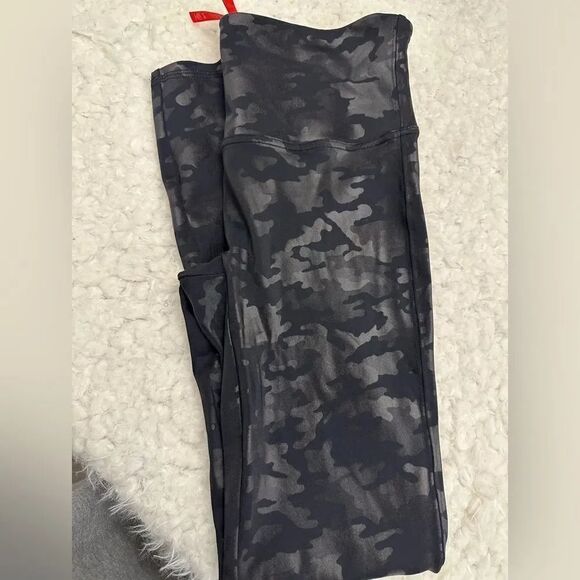 Spanx Faux Leather Camo - Picture 5 of 6